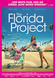 The Florida Project (Filmplakat: Moonee in einem Einkaufswagen. Ihre Mutter schiebt ihn und streckt die Zunge heraus. Beide schauen den Betrachter an. © PROKINO Filmverleih GmbH)