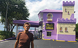 The Florida Project (Szenenbild:  Bobby steht vor dem violett-gelben Motel. © PROKINO Filmverleih GmbH)