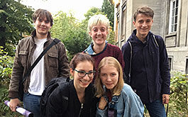 Die Schüler/-innen Thomas Preuß, Pia Lou Quinkert, Jasper Lionel Hagen (hintere Reihe, von links nach rechts) und Lea Decker, Nelly Molfenter (vordere Reihe, von links nach rechts) haben sich Babylon Berlin angesehen.