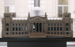 Aggregat, Szenenbild: Ein Miniatur-Modell des Reichstags steht auf einem Tisch. (© Zorro Film)