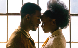 Beale Street, Szenenbild: Profilbild von einem jungen Mann und einer jungen Frau, die sich anschauen. Sie sind Afroamerikaner. (© Tatum Mangus Annapurna Pictures DCM)