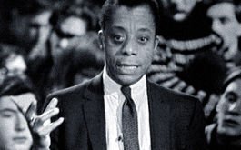I am Not Your Negro, Szenenbild: Frontalansicht von James Baldwin aus den 1960ern, der gestikulierend spricht. (© Editione Salzgeber)