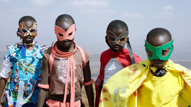 Supa Modo, Szenenbild: Vier kenianische Kinder haben sich als Superhelden verkleidet. Sie tragen Masken und Umhänge. (© One Fine Day Films)