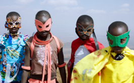 Supa Modo, Szenenbild: Vier kenianische Kinder haben sich als Superhelden verkleidet. Sie tragen eine Augenmaske und bunte Kostüme. (© One Fine Day Films)