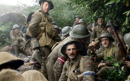 They Shall Not Grow Old, Szenenbild: Ein restauriertes und coloriertes Bild von britischen Soldaten des Ersten Weltkriegs, die unter grünen Bäumen sitzen. (© Imperial War Museum/ Warner Bros. Pictures)
