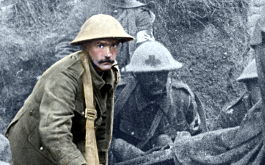 They Shall Not Grow Old, Ein schwarz-weißes Bild von Soldaten des Ersten Weltkriegs. In der Mitte stehend ist ein Soldat coloriert zu sehen. (© Imperial War Museum/ Warner Bros. Pictures)

