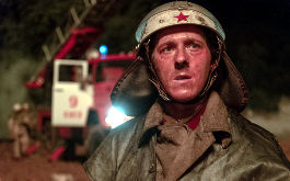 Chernobyl, Szenenbild: Nahaufnahme eines Feuermannes im Einsatz, der den Betrachtenden anschaut (© Polyband Medien GmbH)
