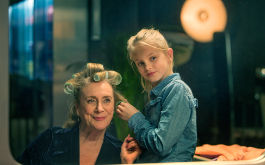 Romys Salon, Szenenbild: Ein junges Mädchen frisiert eine ältere Frau (© Elmer van der Marel/Farbfilm Verleih)