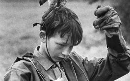 Kes, Szenenbild: ein Junge mit docken Handschuhen (© picture alliance / Everett Collection)