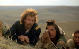 Der mit dem Wolf tanzt, Szenenbild: Ein Weißer und zwei Sioux, einer von ihnen schaut durch ein Fernrohr. (© Winklerfilm)