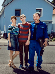 Deutscher, Bildausschnitt: Die Familie Pielke steht vor ihrem blauen Haus. (© ZDF/ Martin Rottenkolber)