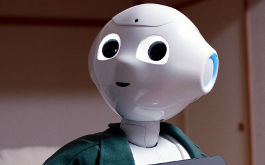 Hi, AI, Szenenbild: Gesicht eines weißen Roboters (© Rise and Shine Cinema)