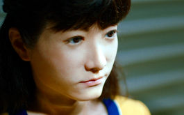 Hi, AI, Szenenbild: Kopf eines menschenähnlichen, weiblichen Roboters (© Rise and Shine Cinema)