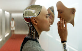 Ex Machina, Szenenbild: Eine Roboterfrau mit menschlichem Gesicht betrachtet ein menschliche Gesichtsmaske. (© picture alliance / Collection Christophel | DNA Films / Film4)