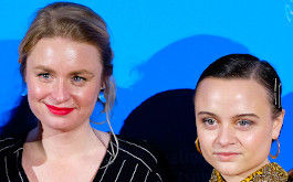 Regisseurin Leonie Krippendorff und Hauptdarstellerin Lena Urzendowsky auf der Berlinale im Februar 2020 (© picture alliance / Geisler-Fotopress | Snapshot/K.M. Krause/Geisler-Fotopress)