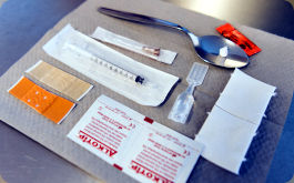 Saubere Utensilien für den Konsum von Drogen liegen auf einem Papiertuch.(© picture alliance / Christophe Gateau/dpa)