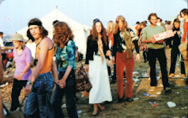 Walchensee Forver, Szenenbild: Eine alte Fotografie aus den 1960ern, auf der junge Leute im Hippie-Look abgebildet sind. (© Flare Film)