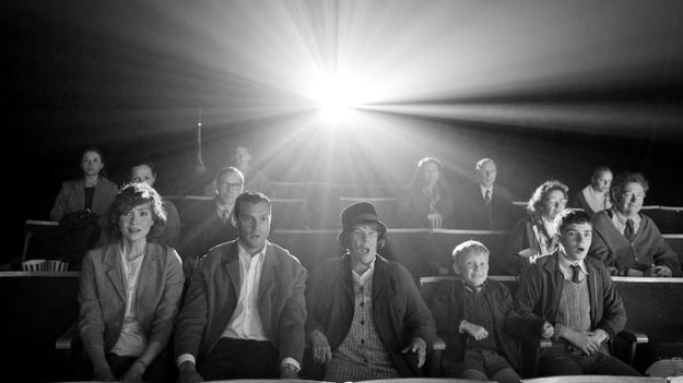 Belfast, Szenenbild: Eine Familie sitzt lachend in einem Kino (© Rob Youngson / Focus Features)