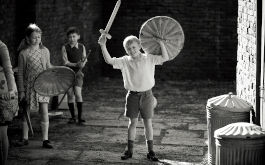 Belfast, Szenenbild: Ein 9-jähriger Junge mit einem Holzschwert in der Hand. (© Rob Youngson / 2021 Focus Features, LLC.)
