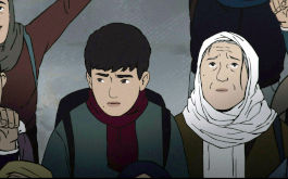 Flee, Szenenbild aus dem animierten Dokumentarfilm: Ein Junge mit schwarzem Haar steht neben einer älteren Frau mit weißem Kopftuch. Sie schauen besorgt. Um sie herum stehen Leute. (© Final Cut for Real)