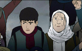 Flee, Szenenbild aus dem animierten Dokumentarfilm: Ein Junge mit schwarzem Haar steht neben einer älteren Frau mit weißem Kopftuch. Sie schauen besorgt. Um sie herum stehen Leute. (© Final Cut for Real)