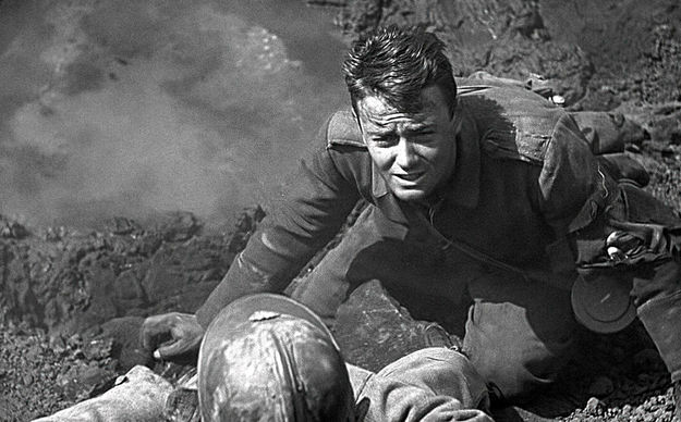 Im Westen nicht Neues (1930), Szenenbild: In einem Explosionstrichter beugt sich ein Soldat über einen anderen Soldaten (© Capelight Pictures/Universal)