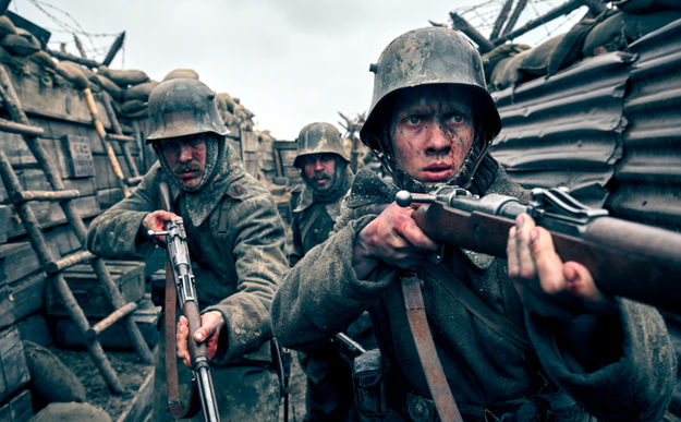 Im Westen nicht Neues (2022), Szenenbild: Drei Soldaten in einem Schützengraben (© Netflix/Reiner Bajo)