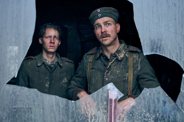 Im Westen nicht Neues (2022), Szenenbild: Zwei Soldaten blicken durch eine zersplitterte Fensterscheibe nach draußen (© Netflix/Reiner Bajo)