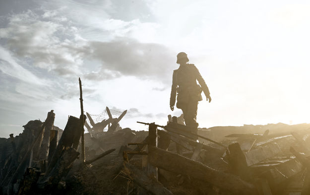 Im Westen nicht Neues (2022), Szenenbild: Im Gegenlicht schreitet ein Soldat über ein Schlachtfeld (© Netflix/Reiner Bajo)