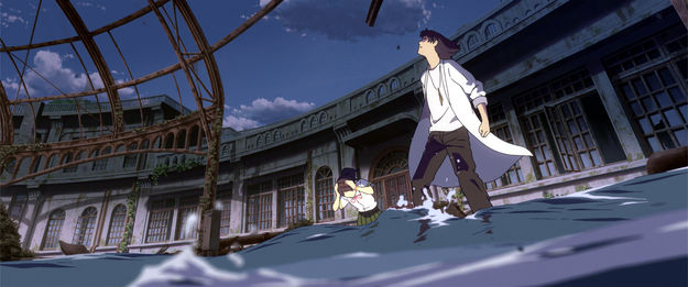Suzume, Szenenbild aus dem Anime: Halbtotale, in dunklen Grau-, Blau- und Brauntönen: Ein junger Mann in weißem Hemd und ein Mädchen stehen in einer Ruine knöcheltief in aufgewühlten Wasser. Sie sind beide leicht aus der Untersicht zu sehen. (© SUZUME Film Partners, 2023)