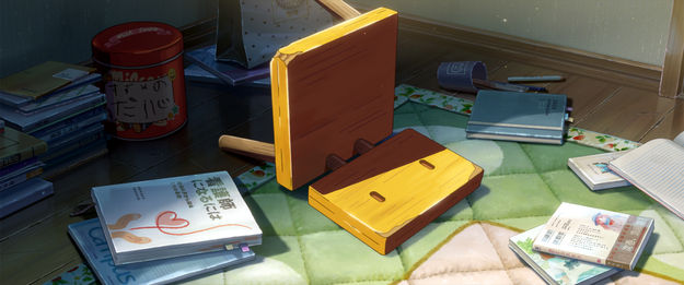 Suzume, Szenenbild aus dem Anime: Nahaufnahme eines dreibeinigen Kinderstuhls, der umgekippt auf einem Kachelboden liegt. Um ihn herum sind Bücher verstreut. (© SUZUME Film Partners, 2023)