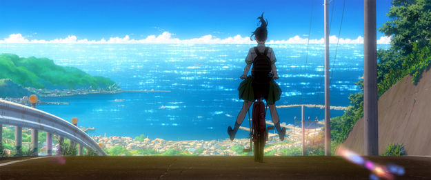 Suzume, Szenenbild aus dem Anime: Totale: Ein Mädchen, eher als Silhouette erkennbar, fährt auf ihrem Fahhrad eine abschüssige Straße hinunter. Vor ihr breitet sich die Landschaft einer Stadt am Meer mit weitem Himmel aus. (© SUZUME Film Partners, 2023)