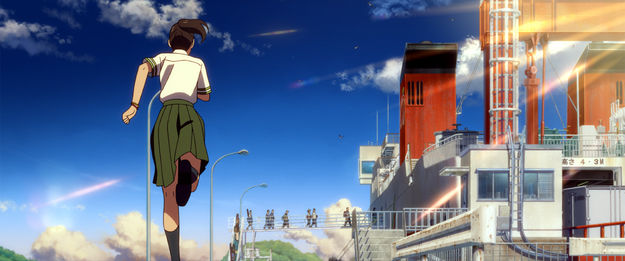 Suzume, Szenenbild aus dem Anime: Ein Mädchen – leicht in der Untersicht gezeigt – rennt zu einer angelegten Schiffsfähre, die im Hintergrund am rechten Bildrand zu erkennen ist. (© SUZUME Film Partners, 2023)
