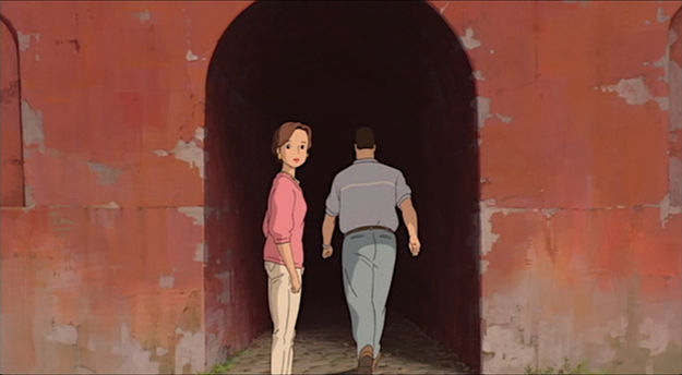 Chihiros Reise ins Zauberland, Screenshot aus dem Anime: Ein Mann und eine Frau betreten einen roten Gang oder Tunnel. Die Frau dreht sich um, der Mann ist in der Rückenansicht zu sehen. (© Leonine)