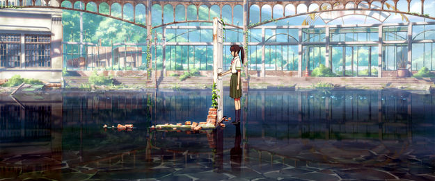 Suzume, Szenenbild aus dem Anime: Totale, in der Seitenansicht ist eine Mädchen vor einer freistehenden Tür zu sehen. Diese Tür steht im Wasser in einer weitläufigen Ruine. (© SUZUME Film Partners, 2023)