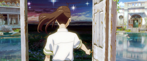 Suzume, Szenenbild aus dem Anime: Nahaufnahme eines Mädchens in Rückenansicht. Sie öffnet eine Tür, die in einer Ruine steht. Es ist dort Tag. Die Tür führt in eine nächtliche Landschaft. (© SUZUME Film Partners, 2023)