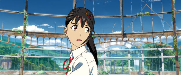 Suzume, Szenenbild aus dem Anime: Nahaufnahme eines schwarzhaarigen Mädchen, das sich erschrocken oder ängstlich hinter sich blickt. Im Hintergrund ist eine kaputte Stahlkonstruktion einer Kuppel zu erkennen. (© SUZUME Film Partners, 2023)