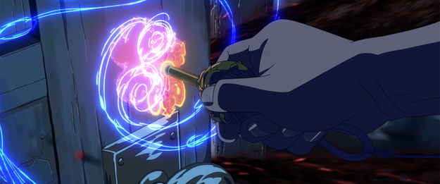 Suzume, Szenenbild aus dem Anime: Detailaufnahme einer Hand, die ein Schlüssel in ein Türschloss steckt. Ein blauer Farbenwirbel entwicklelt vom dem Schloss aus, das in Rosa und Orange zu strahlen scheint. (© SUZUME Film Partners, 2023)