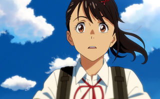 Suzume, Szenenbild aus dem Anime: Großaufnahme eines japanischen Mädchens mit langen, schwarzen Haaren vor blauem Himmel mit weißen Wolken. Sie schaut erschrocken. (© SUZUME Film Partners, 2023)