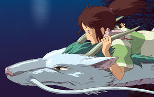 Chihiros Reise ins Zauberland, Szenenbild aus dem Anime: Ein dunkelhaariges Mädchen sitzt auf einem weißen, fliegenden Drachen und hält sich an dessen Hörnern fest (© picture alliance/United Archives)