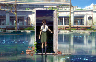 Suzume, Szenenbild aus dem Anime: In einer weitläufigen Ruine, die überflutet ist, befindet sich eine Holztür. Ein Mädchen in der Rückenansicht öffnet sie. Dahinter wird ein Nachthimmel sichtbar. (© SUZUME Film Partners, 2023)