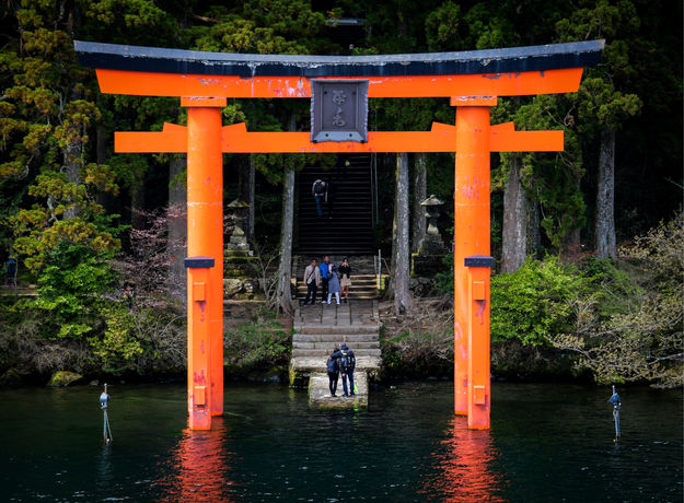 Fotografie eines roten Torii-Tors, das in einem japanischen Nationalpark im Wasser steht (© Yuri Smityuk/TASS/dpa/picture alliance)