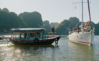 Checker Tobi und die Reise zu den fliegenden Flüssen, Szenenbild: Checker Tobi in der Halong-Bucht in Vietnam (© megaherz film und fernsehen)