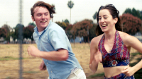 Licorice Pizza, Szenenbild: Eine junger Mann und eine junge Frauen rennen lachend nebeneinander her. (© 2021 Metro-Goldwyn-Mayer Pictures Inc. All Rights Reserved.)