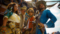 Mein Freund,der Pirat, Szenenbild: Vier Piraten, darunter eine Frau und ein Junge im Teenager-Alter, posieren vor einem Piratenschiff. Sie sind aus einer leichten Untersicht aufgenommen. (© Der Filmverleih GmbH)