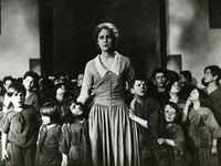 Metropolis, Maria (Brigitte Helm) und die Kinder der Arbeiterstadt (Foto: Friedrich-Wilhelm-Murnau-Stiftung)