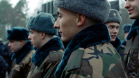 Motherland, Szenenbild: Nahaufnahme eines jungen Soldaten im Profil, hinter ihm stehen weitere Soldaten. Alle tragen Uniform und Fellmütze (© déjà-vu film)