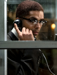 One Night in Miami, Szenenbild: Ein Mann mit Brille – Kingsley Ben-Adir in der Rolle von Malcom X – steht telefoniert in einer Telefonzelle. (© Patti Perret/Amazon Studios)