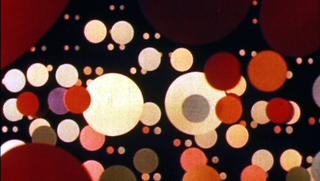 Oskar Fischunger - Musik für die Augen, Szenenbild: Abstraktes Bild mit farbigen Kreisen verschiedener Große vor dunklem Hintergrund (© jip-Film)