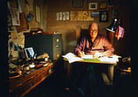 Roald Dahl bei der Arbeit in seiner Schreibhütte, Foto: Jan Baldwin, mit freundlicher Genehmigung von The Roald Dahl Museum and Story Centre
